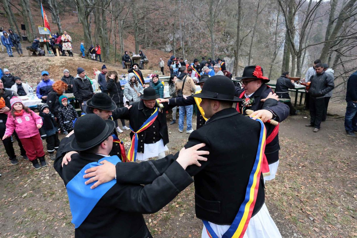 Coboară junii în cetatea Brașovului 251767