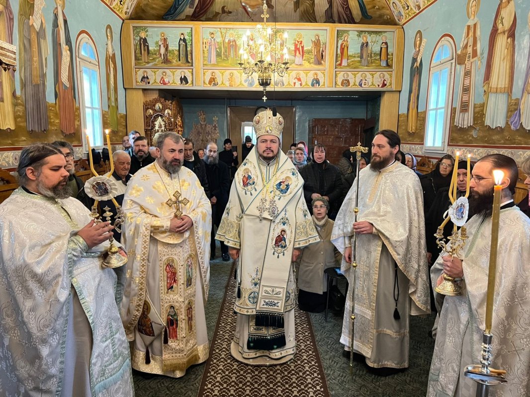 Slujire arhierească la Mănăstirea Bogdana 251907