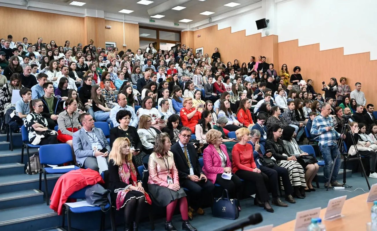 Premii pentru elevii câştigători ai Olimpiadei Naţionale de Religie Ortodoxă, la Deva 252095