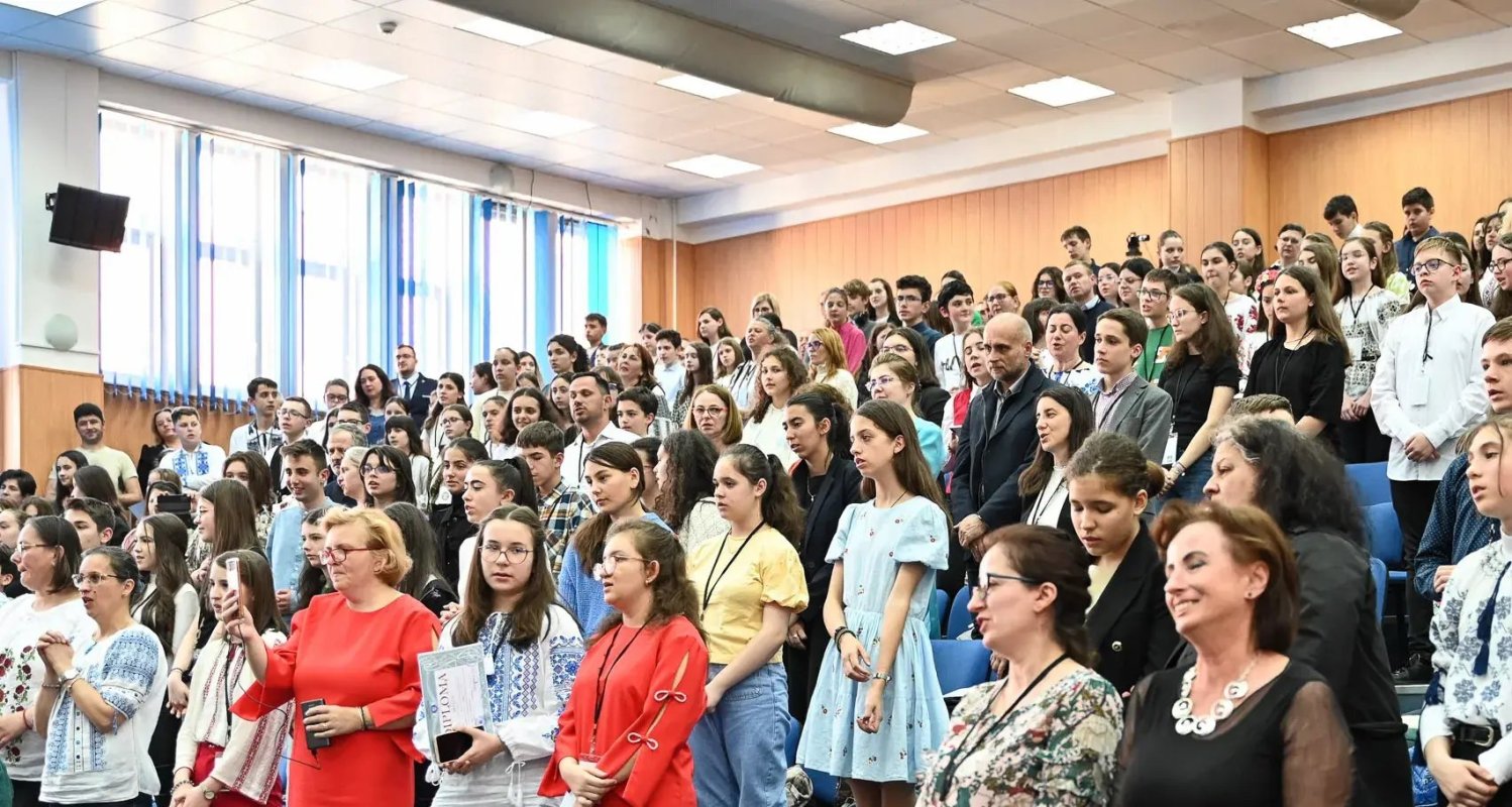 Premii pentru elevii câştigători ai Olimpiadei Naţionale de Religie Ortodoxă, la Deva 252097