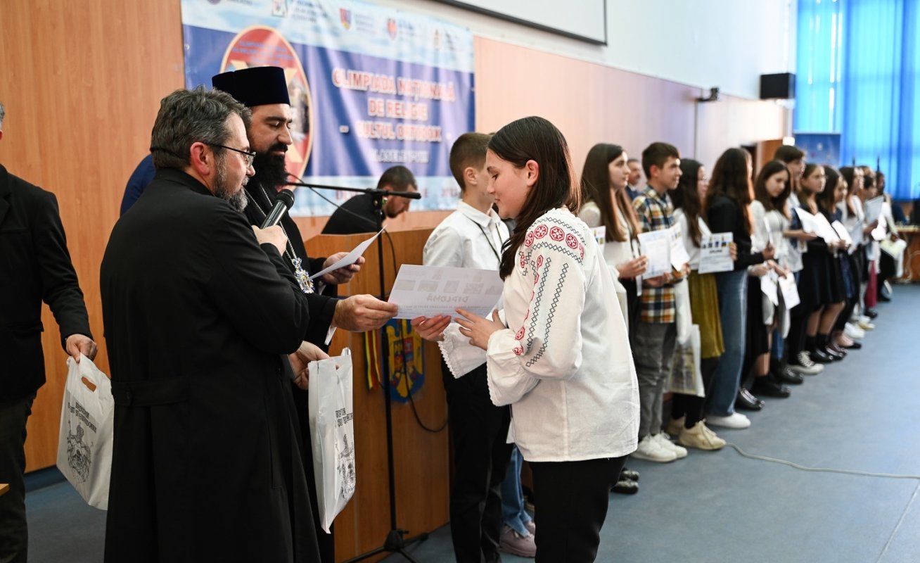 Premii pentru elevii câştigători ai Olimpiadei Naţionale de Religie Ortodoxă, la Deva 252099