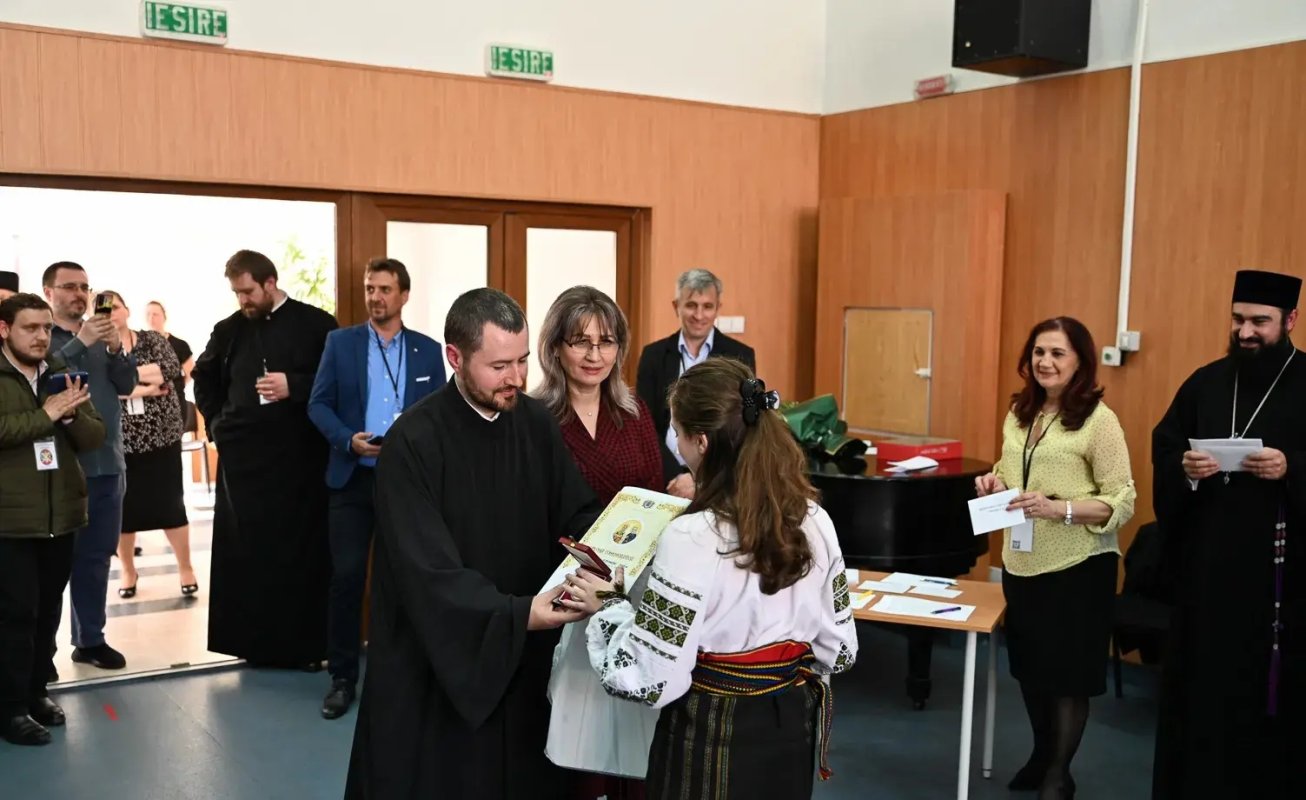 Premii pentru elevii câştigători ai Olimpiadei Naţionale de Religie Ortodoxă, la Deva 252100