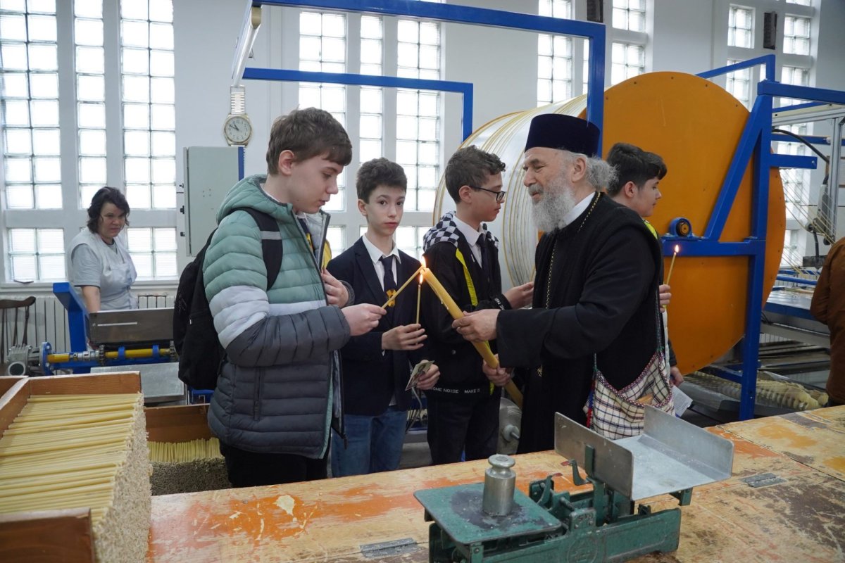 40 de elevi seminariști au vizitat Centrul eparhial din Galați 252336