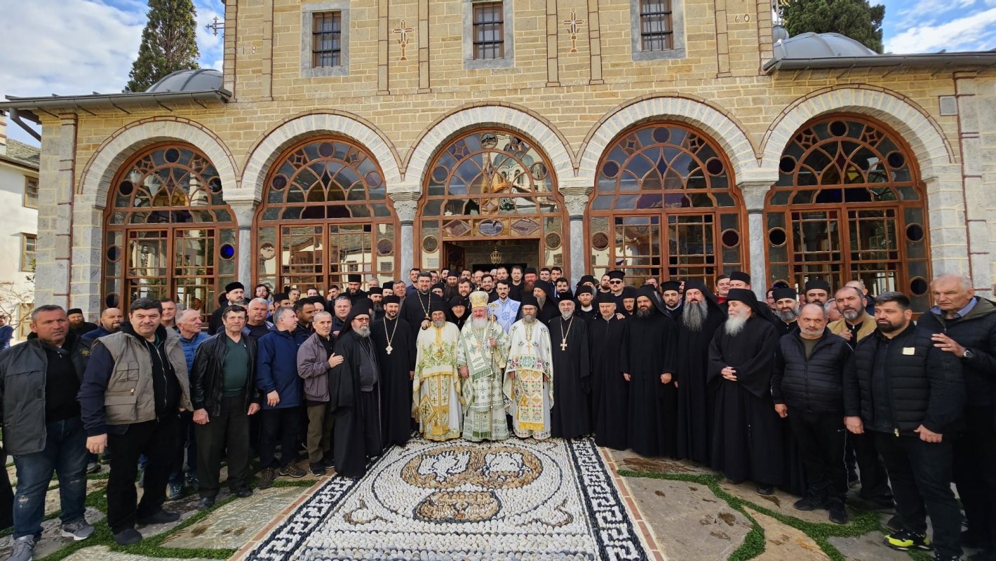 Deshumarea osemintelor părintelui Petroniu Tănase de la Schitul Prodromu 252341