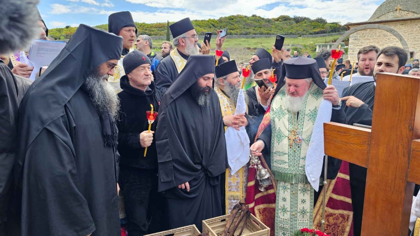 Deshumarea osemintelor părintelui Petroniu Tănase de la Schitul Prodromu 252342