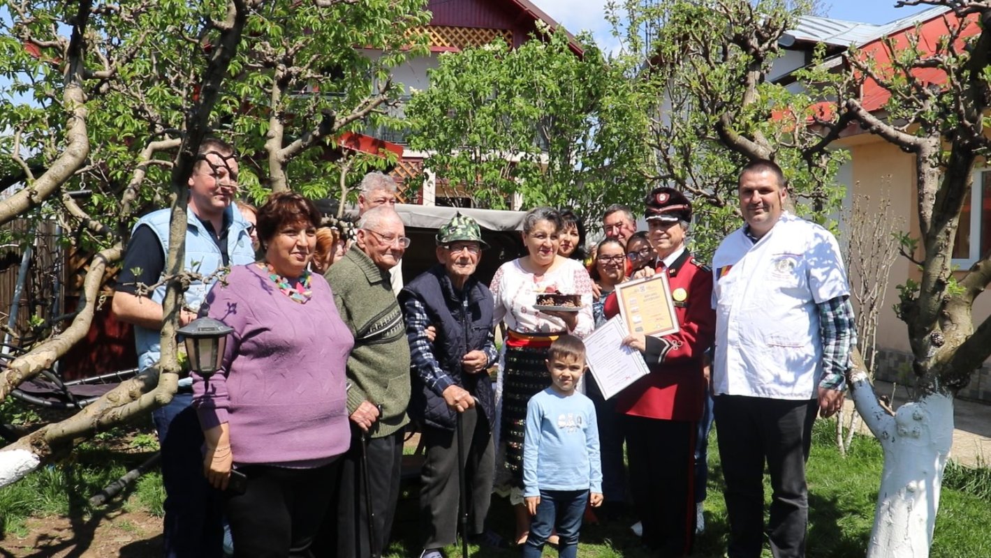 Voluntarii Paraclisului Catedralei Naționale, alături de un veteran la împlinirea unui secol de viață 252328