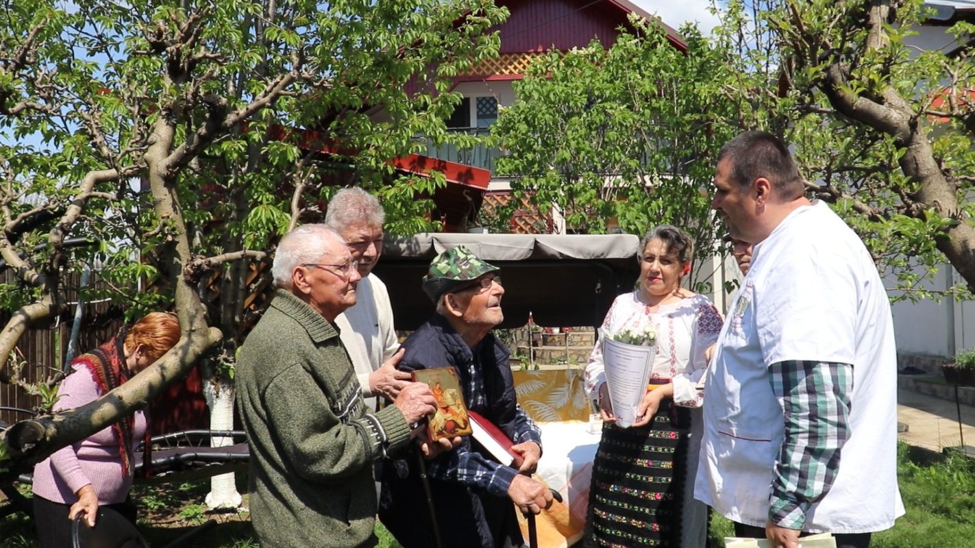 Voluntarii Paraclisului Catedralei Naționale, alături de un veteran la împlinirea unui secol de viață 252329