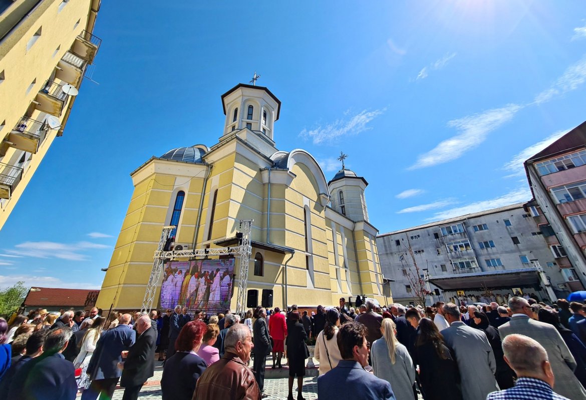 Biserica „Sfântul Mare Mucenic Gheorghe” din Bistrița, sfințită de trei ierarhi 252663