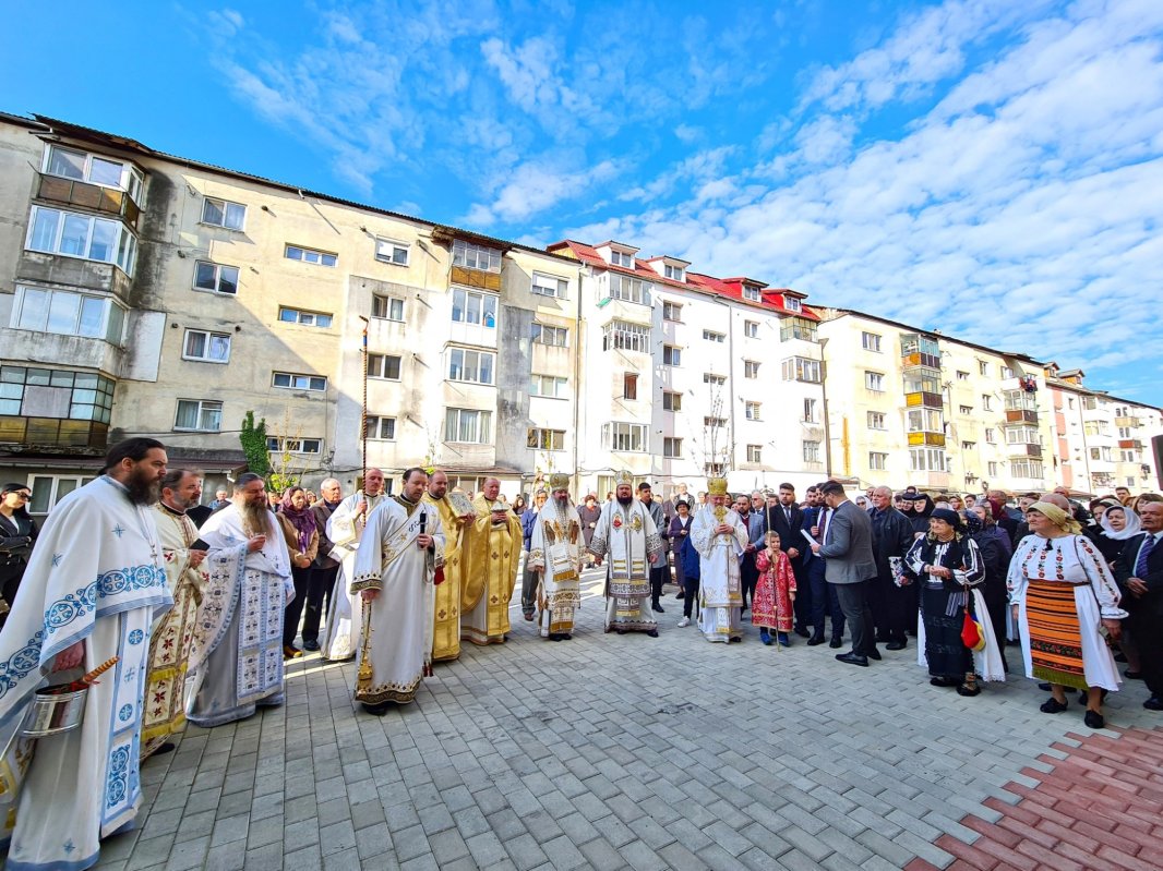 Biserica „Sfântul Mare Mucenic Gheorghe” din Bistrița, sfințită de trei ierarhi 252665