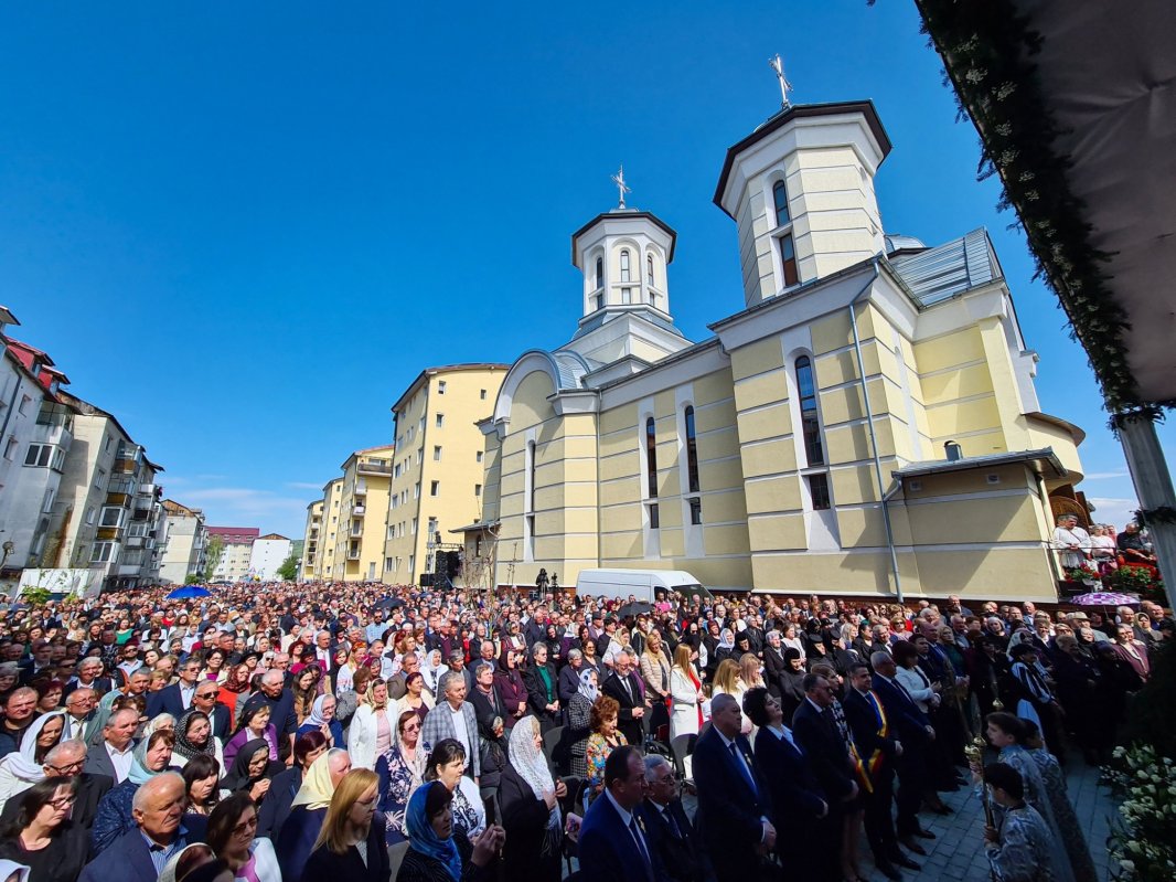 Biserica „Sfântul Mare Mucenic Gheorghe” din Bistrița, sfințită de trei ierarhi 252666