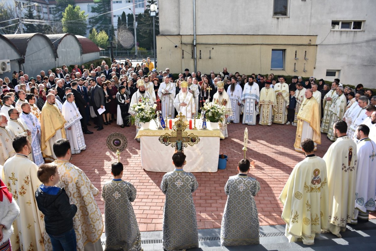 Biserica „Sfântul Mare Mucenic Gheorghe” din Bistrița, sfințită de trei ierarhi 252667