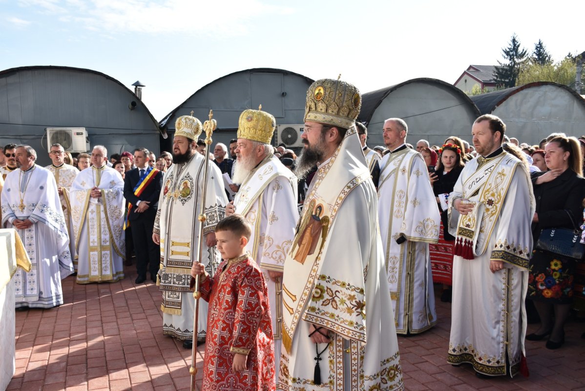 Biserica „Sfântul Mare Mucenic Gheorghe” din Bistrița, sfințită de trei ierarhi 252668