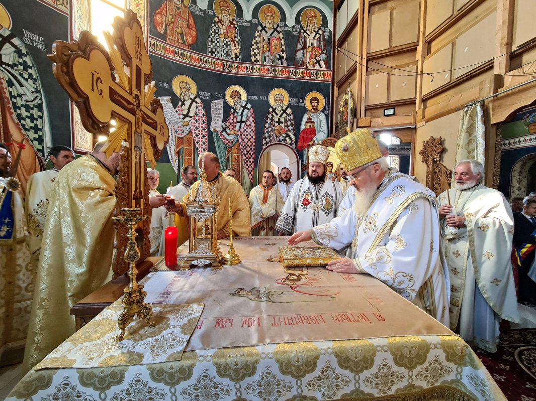Biserica „Sfântul Mare Mucenic Gheorghe” din Bistrița, sfințită de trei ierarhi 252669
