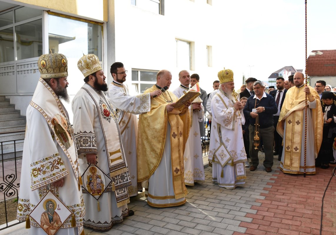 Biserica „Sfântul Mare Mucenic Gheorghe” din Bistrița, sfințită de trei ierarhi 252670