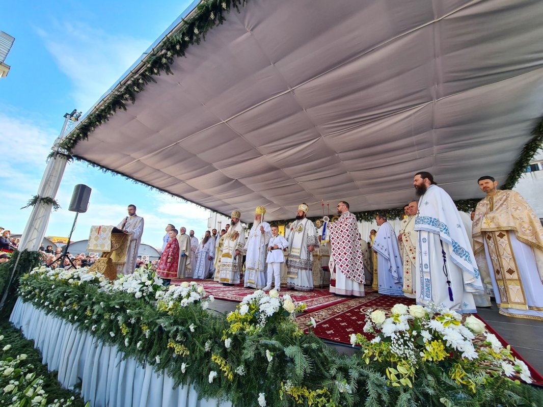 Biserica „Sfântul Mare Mucenic Gheorghe” din Bistrița, sfințită de trei ierarhi 252671