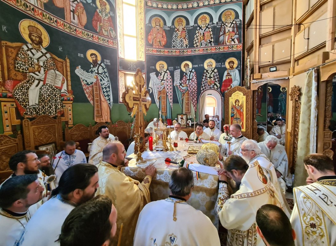 Biserica „Sfântul Mare Mucenic Gheorghe” din Bistrița, sfințită de trei ierarhi 252672