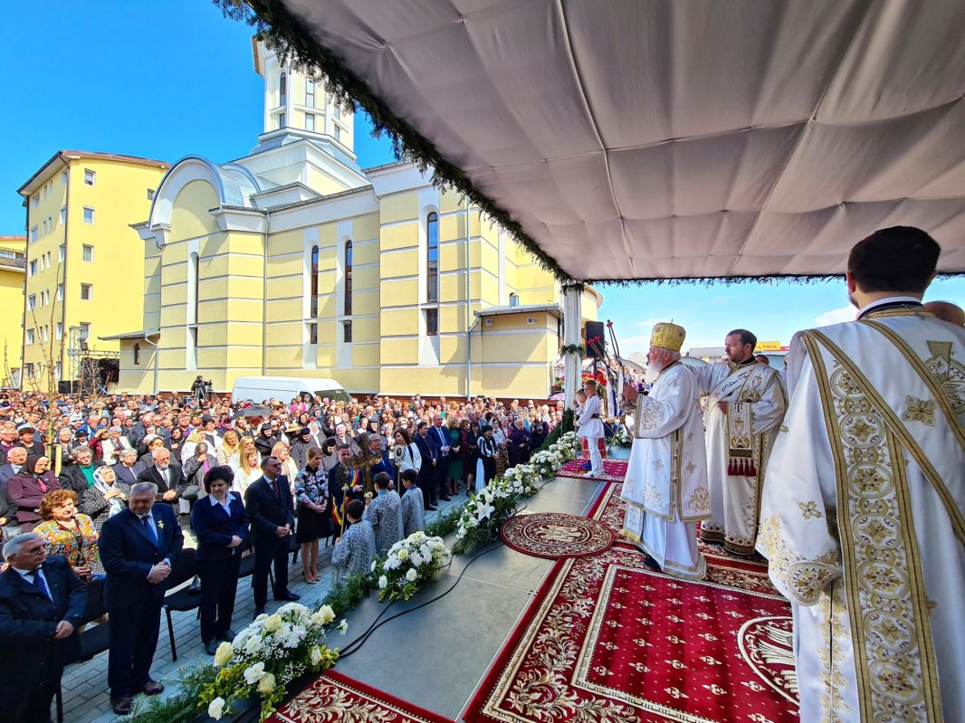 Biserica „Sfântul Mare Mucenic Gheorghe” din Bistrița, sfințită de trei ierarhi 252673