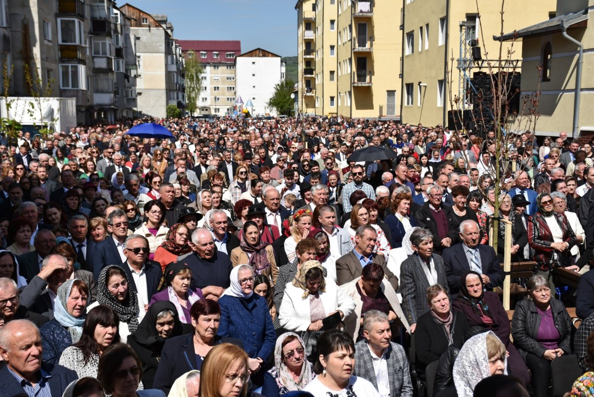 Biserica „Sfântul Mare Mucenic Gheorghe” din Bistrița, sfințită de trei ierarhi 252674