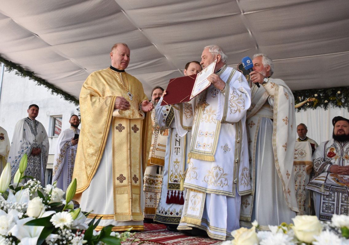 Biserica „Sfântul Mare Mucenic Gheorghe” din Bistrița, sfințită de trei ierarhi 252675
