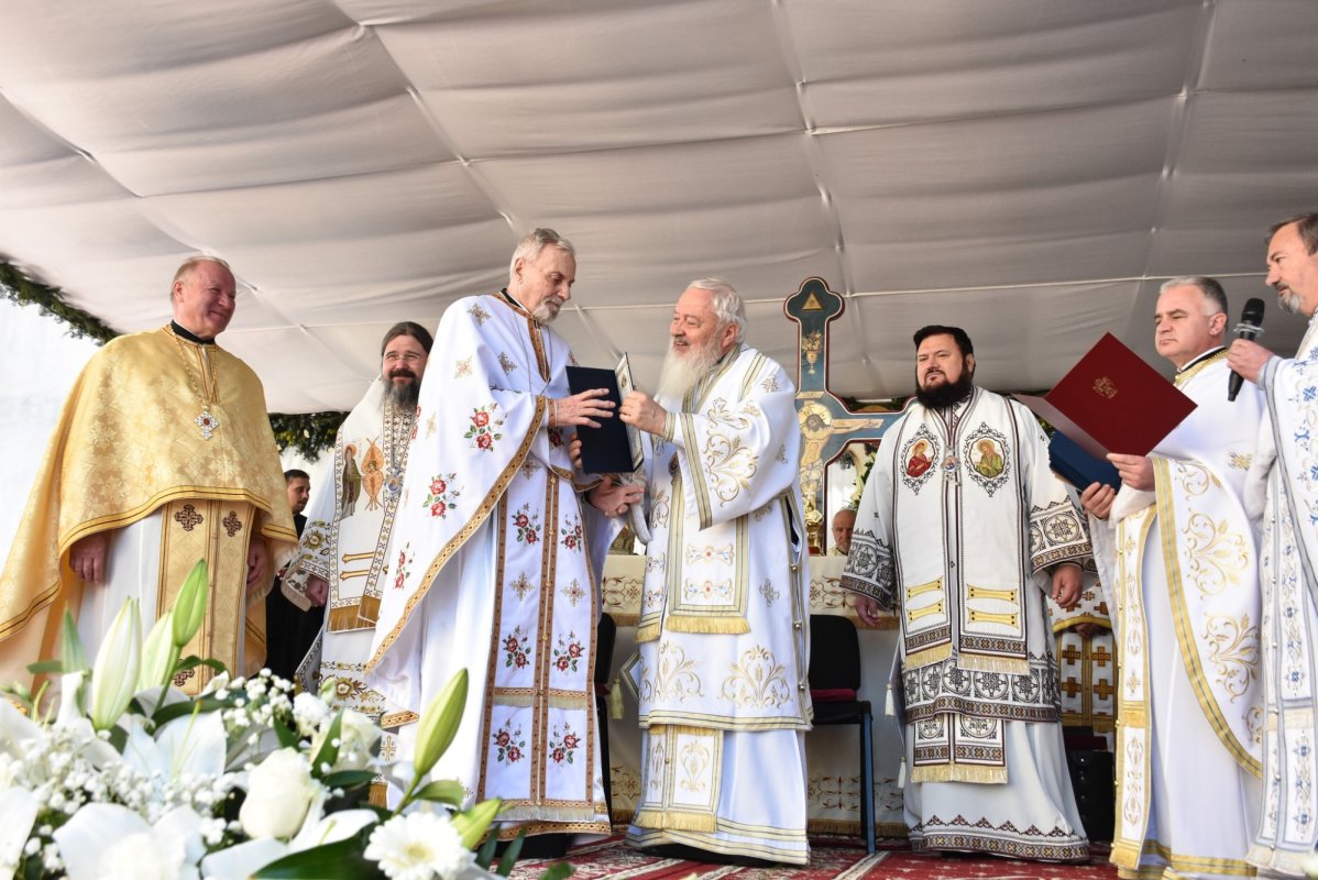 Biserica „Sfântul Mare Mucenic Gheorghe” din Bistrița, sfințită de trei ierarhi 252676