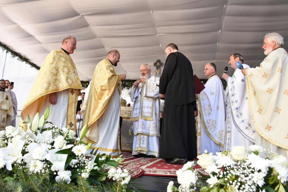Biserica „Sfântul Mare Mucenic Gheorghe” din Bistrița, sfințită de trei ierarhi 252677