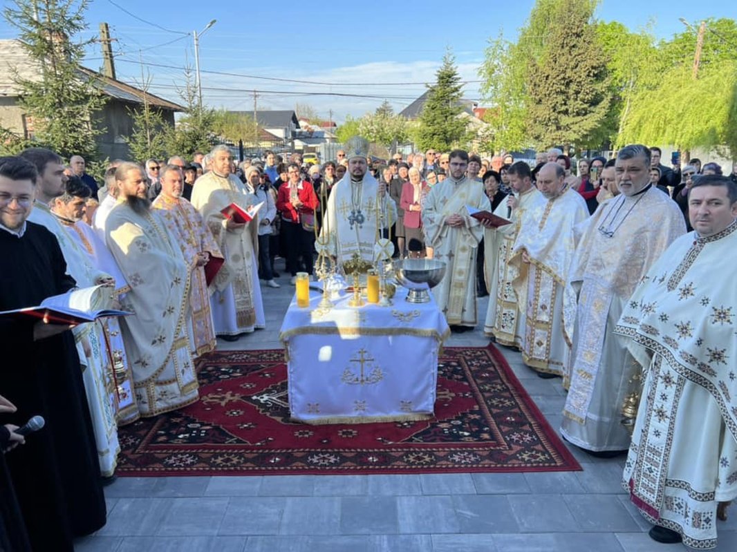 Sfințirea noii biserici din satul prahovean Tătărani 252558