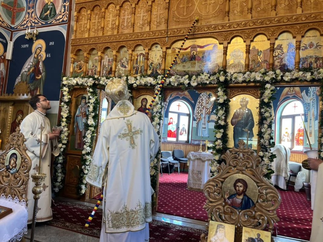 Sfințirea noii biserici din satul prahovean Tătărani 252559