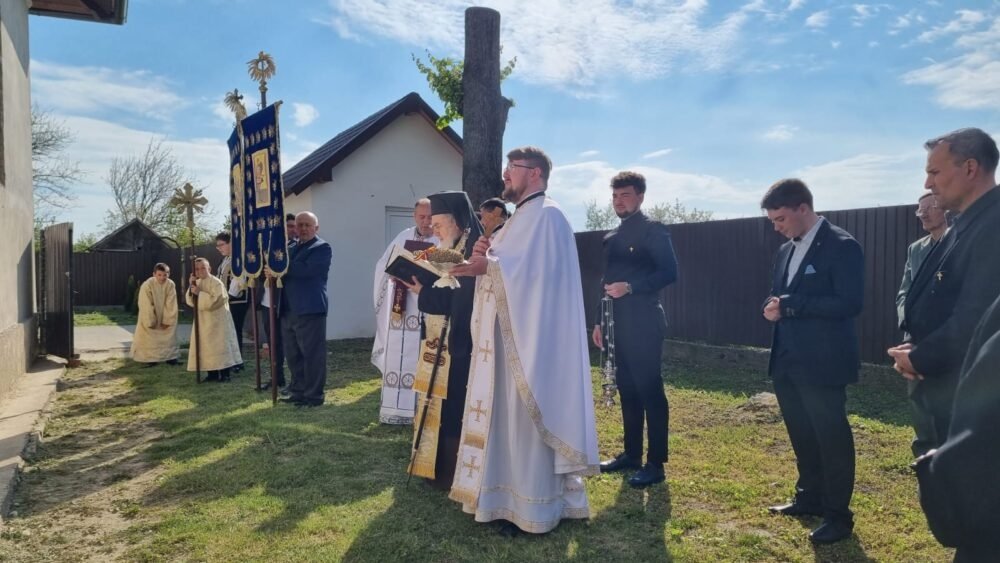 Binecuvântarea lucrărilor de la o biserică din județul Arad 252790