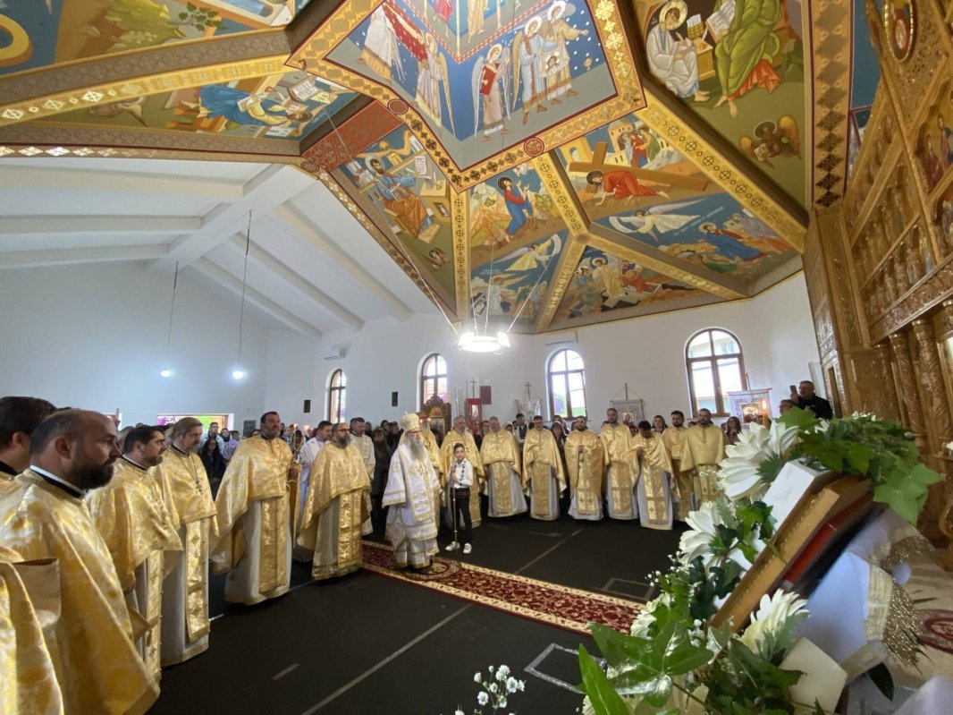Liturghie arhierească la o parohie românească din Italia  252852