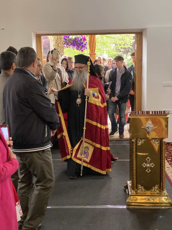 Liturghie arhierească la o parohie românească din Italia  252853