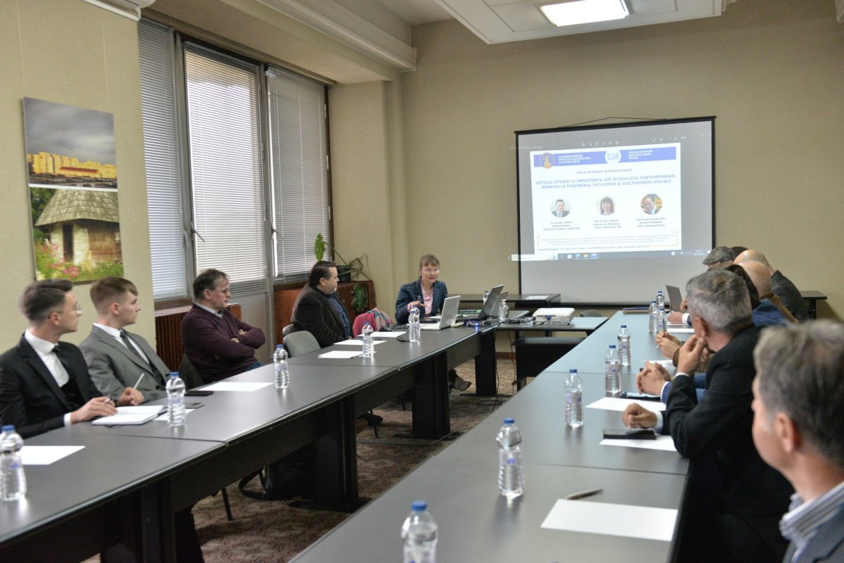 Masă rotundă despre înțelegerea fenomenelor sociale contemporane 253071