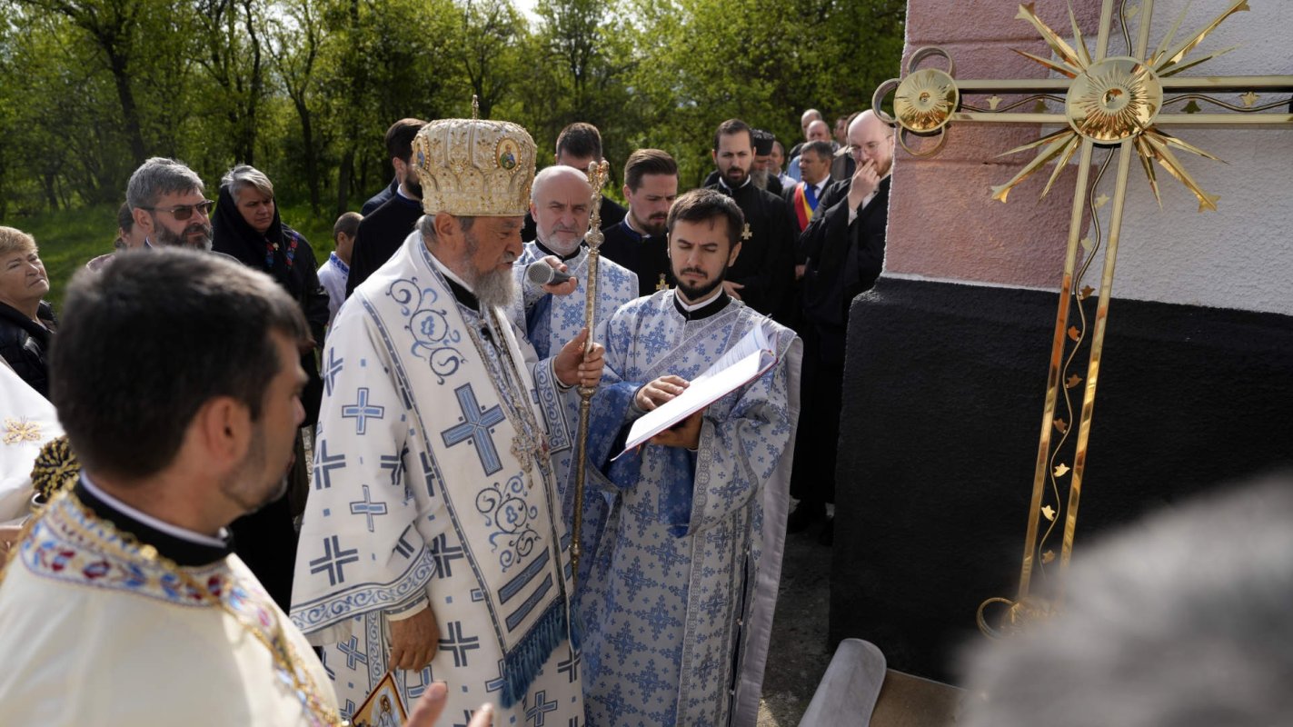 Binecuvântare arhierească la biserica din Viscri, judeţul Braşov 253344