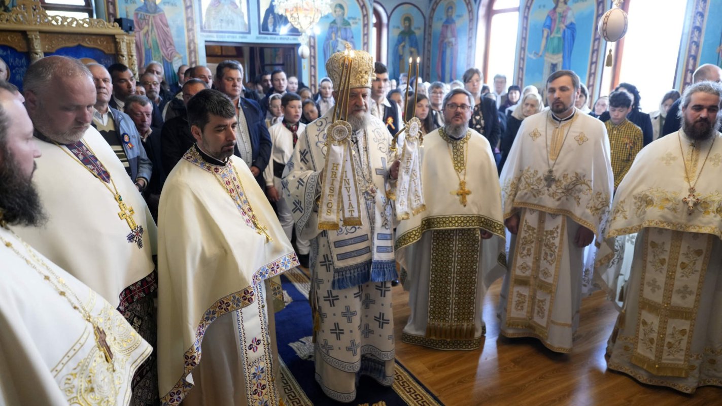 Binecuvântare arhierească la biserica din Viscri, judeţul Braşov 253345