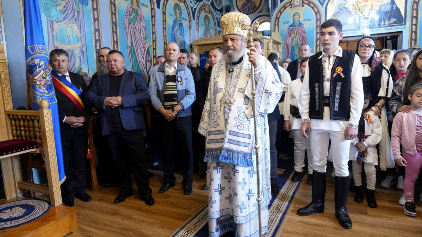 Binecuvântare arhierească la biserica din Viscri, judeţul Braşov 253346