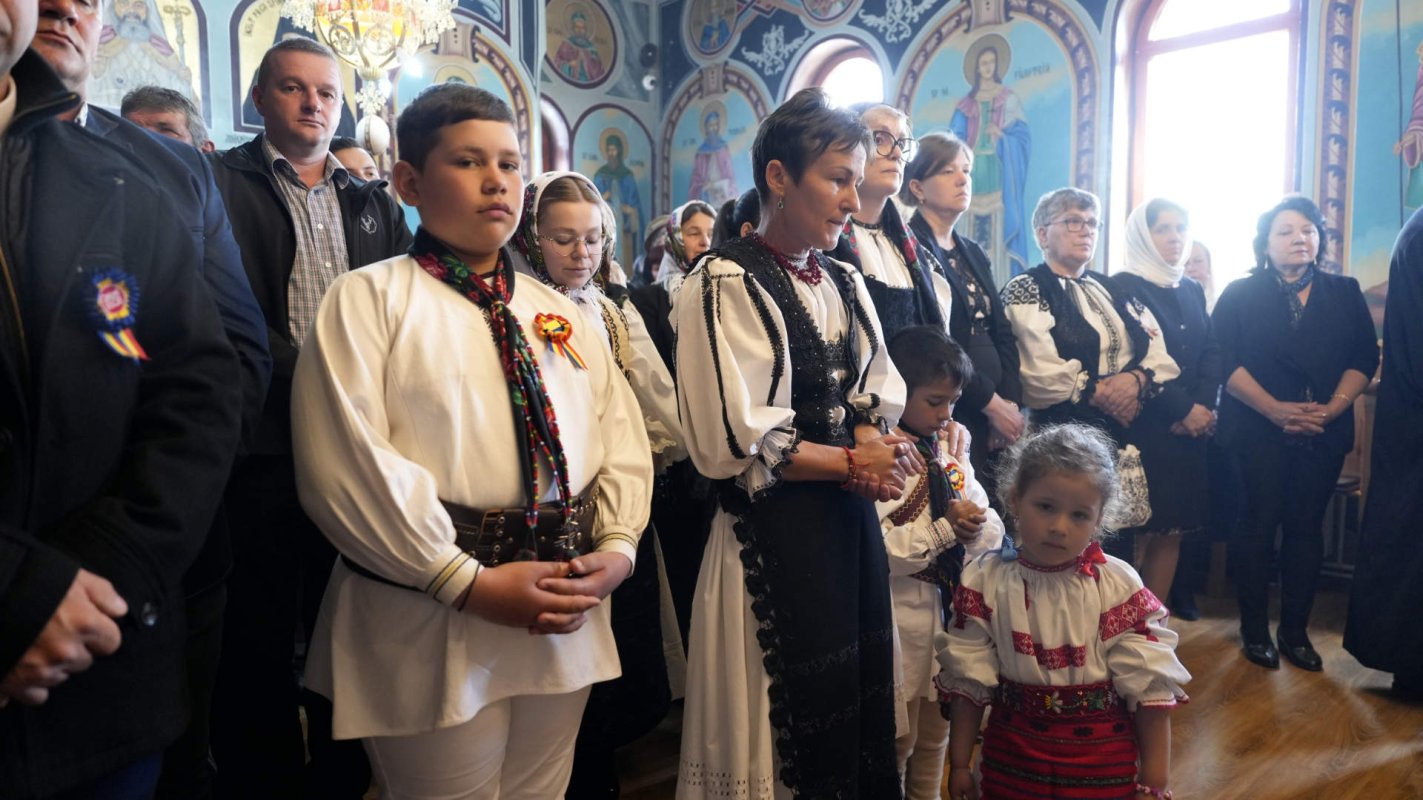 Binecuvântare arhierească la biserica din Viscri, judeţul Braşov 253349