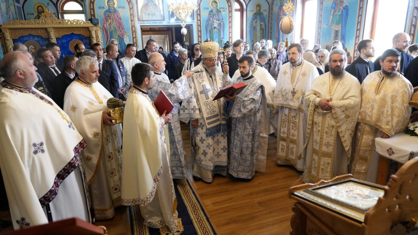 Binecuvântare arhierească la biserica din Viscri, judeţul Braşov 253355