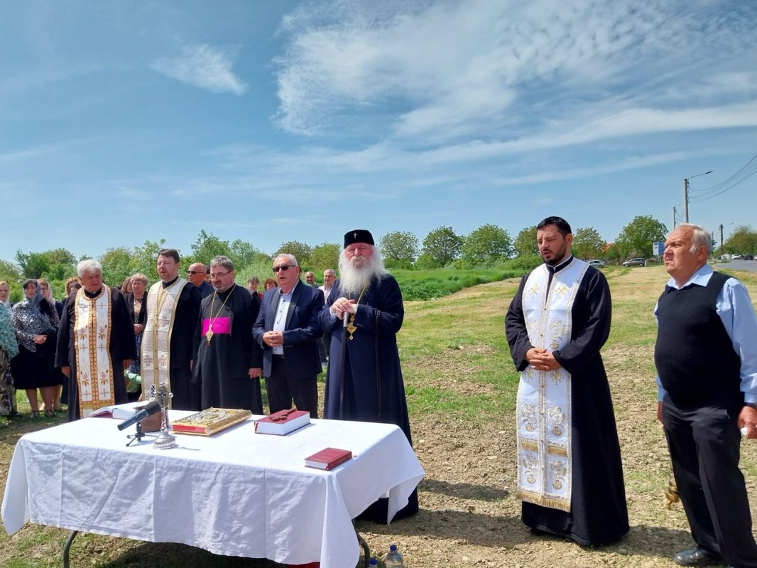 Sfințirea unei cruci-monument într-o parohie din Banat 253696