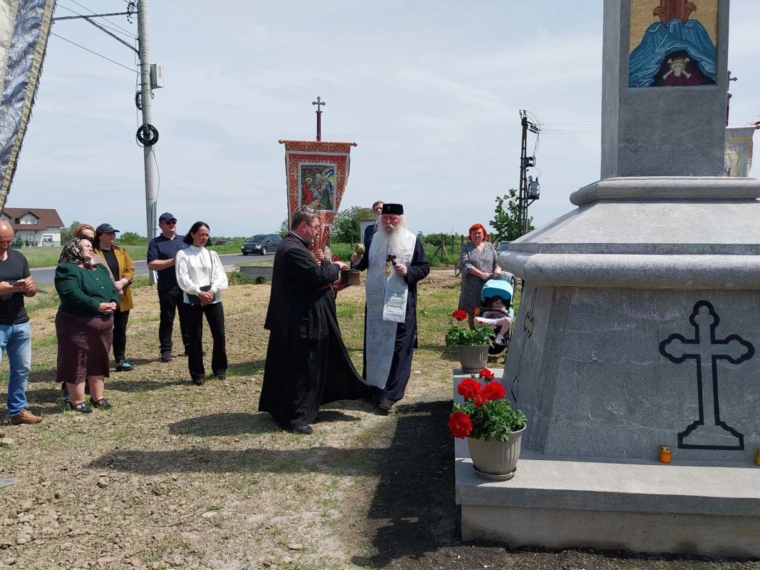 Sfințirea unei cruci-monument într-o parohie din Banat 253697