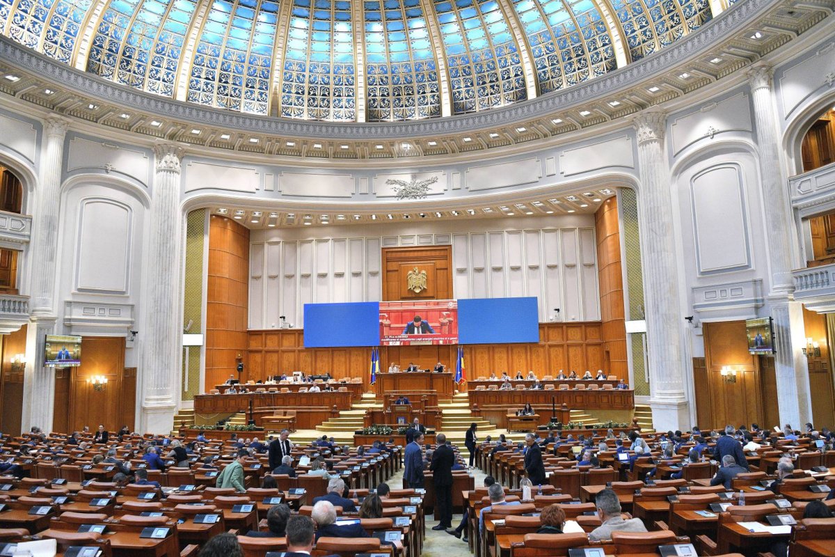 Deputaţii au votat legile educaţiei 253898