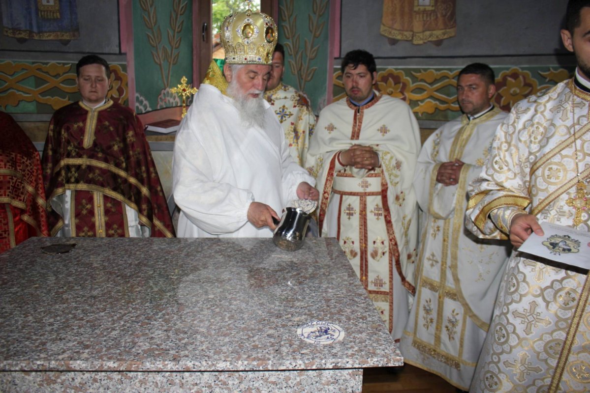 Sfințirea bisericii unei parohii gorjene 254275