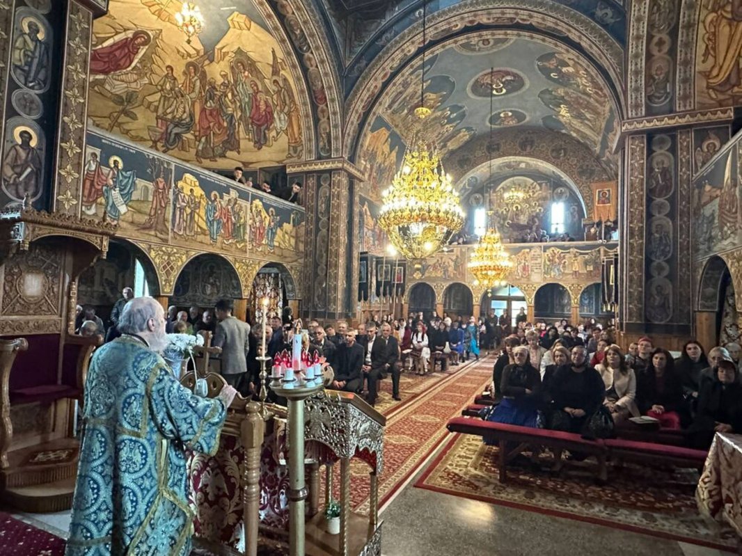 Slujire arhierească și sfințirea unei noi cantine la Arad 254312