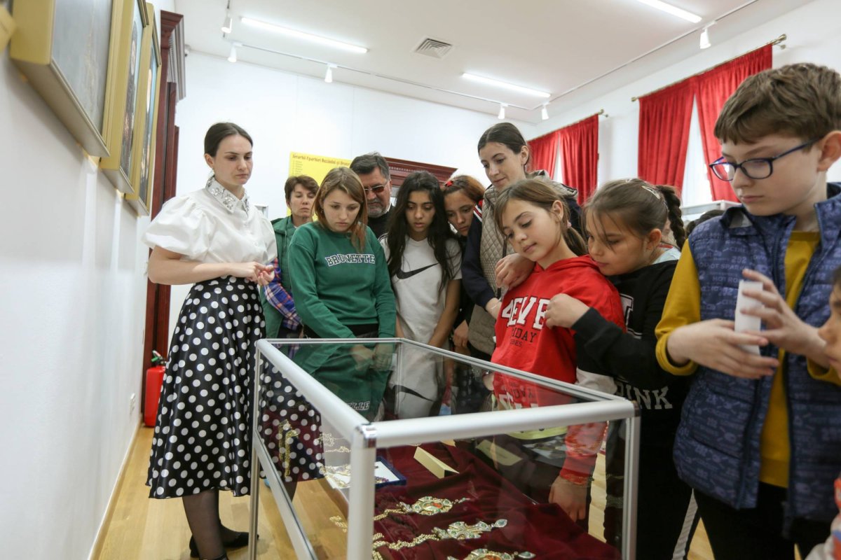 Vizitatori la muzeul bisericesc al Arhiepiscopiei Buzăului și Vrancei 254378