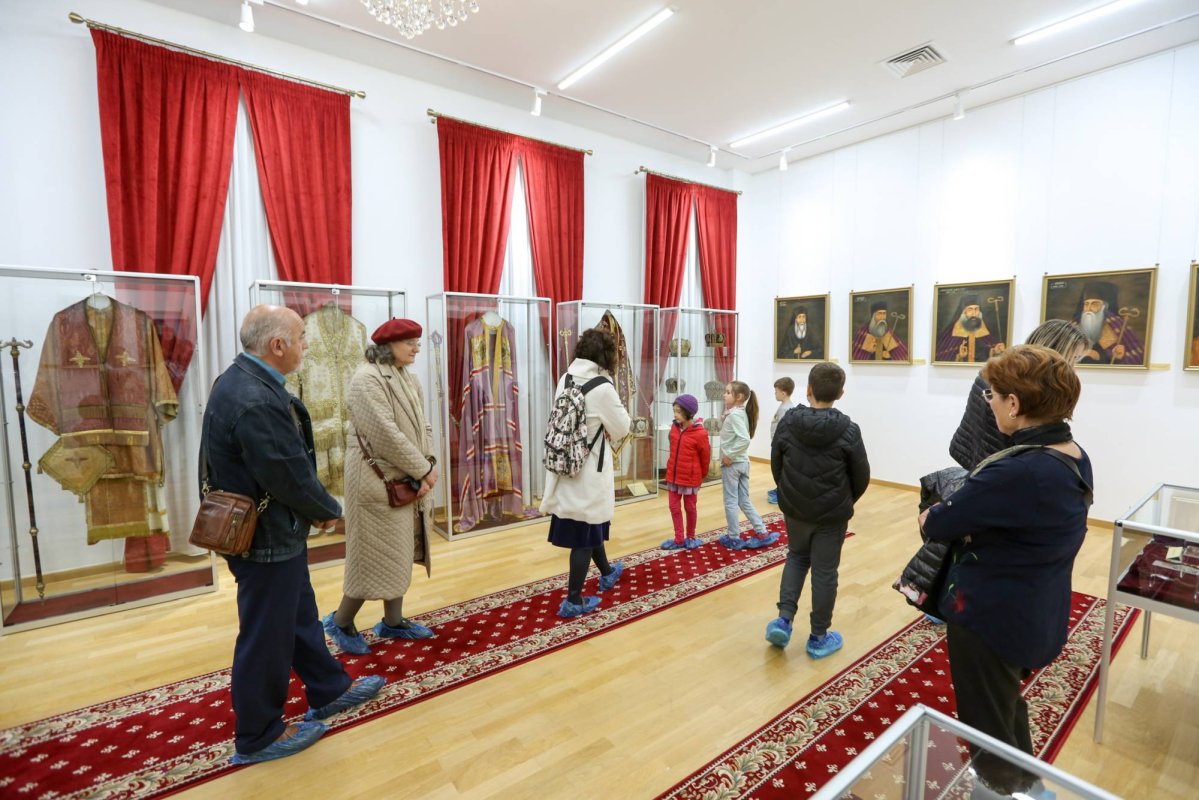 Vizitatori la muzeul bisericesc al Arhiepiscopiei Buzăului și Vrancei 254380