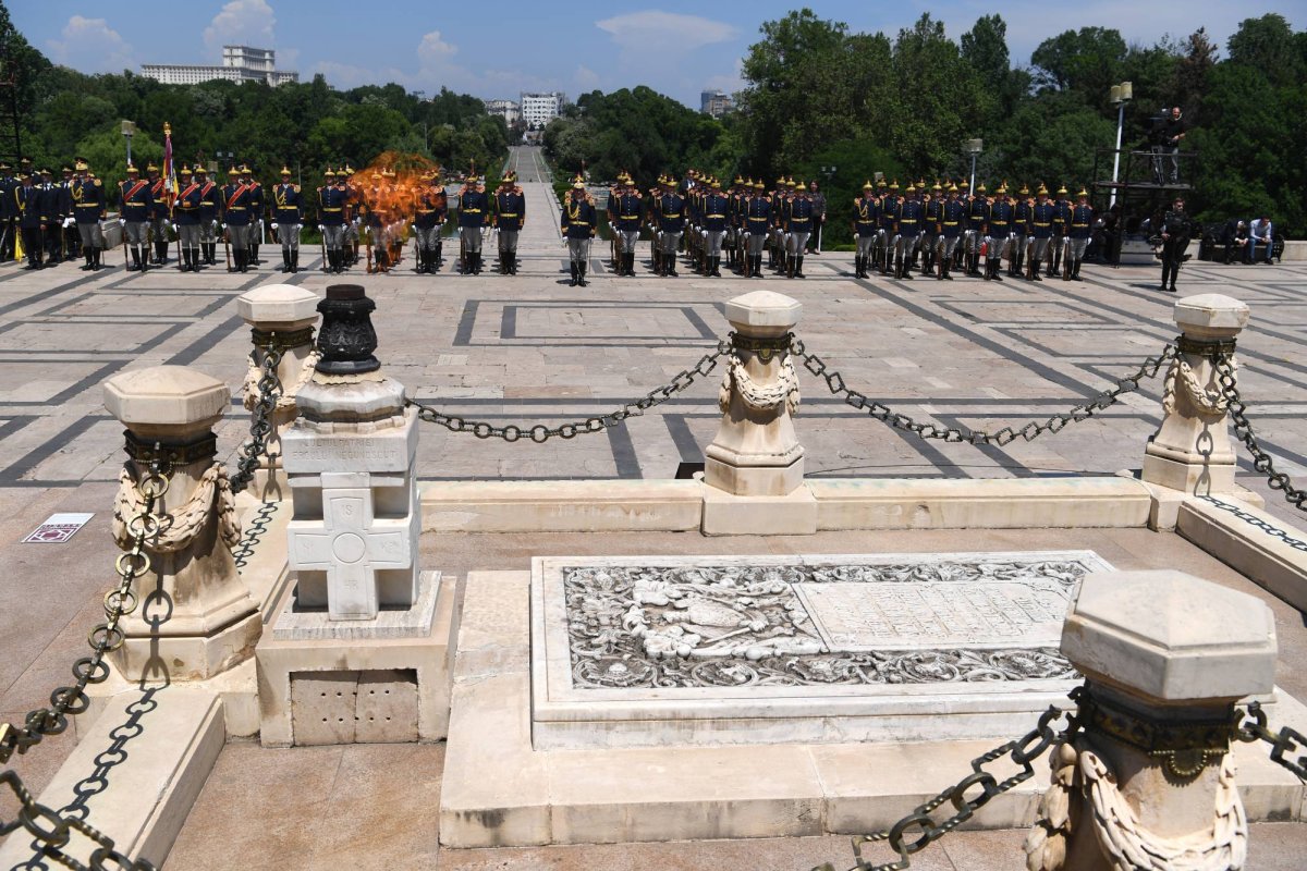 O sută de candele la Mormântul Eroului Necunoscut 254390