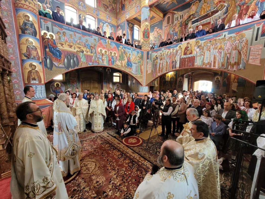 Sfântă Liturghie arhierească în Biserica „Sfântul Ierarh Vasile cel Mare”, Baia Mare 254408