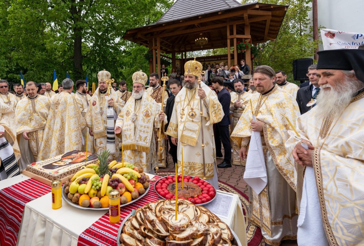 Sobor de ierarhi la sărbătoarea închinată Episcopului Melchisedec Ștefănescu 254404