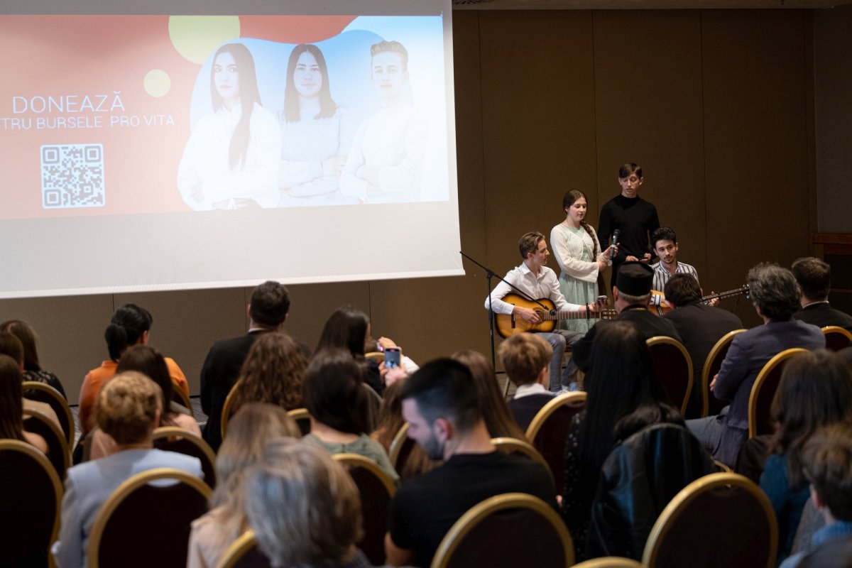 Campanie de strângere de fonduri pentru bursele lunare a 100 de copii și tineri excepționali 254643