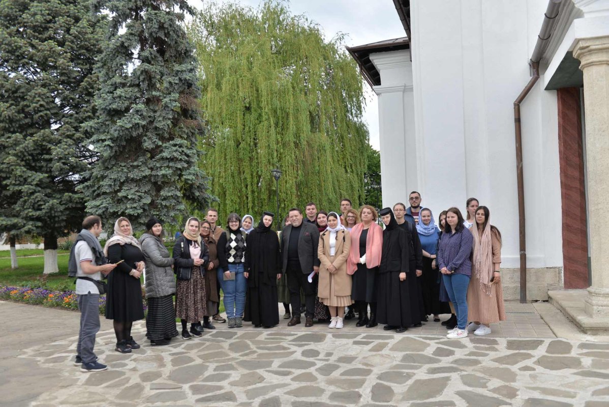 Studenți teologi în vizită de studiu la instituții prahovene de asistență socială  254627