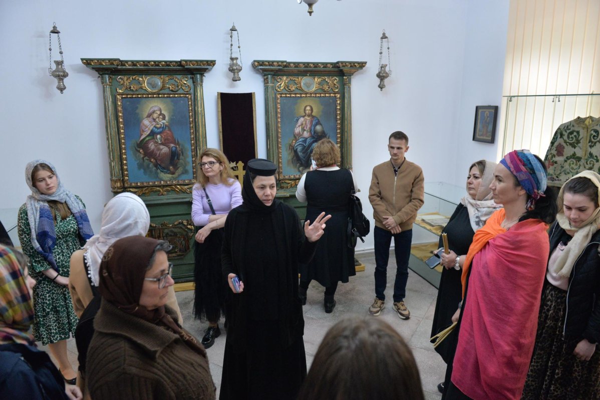 Studenți teologi în vizită de studiu la instituții prahovene de asistență socială  254628