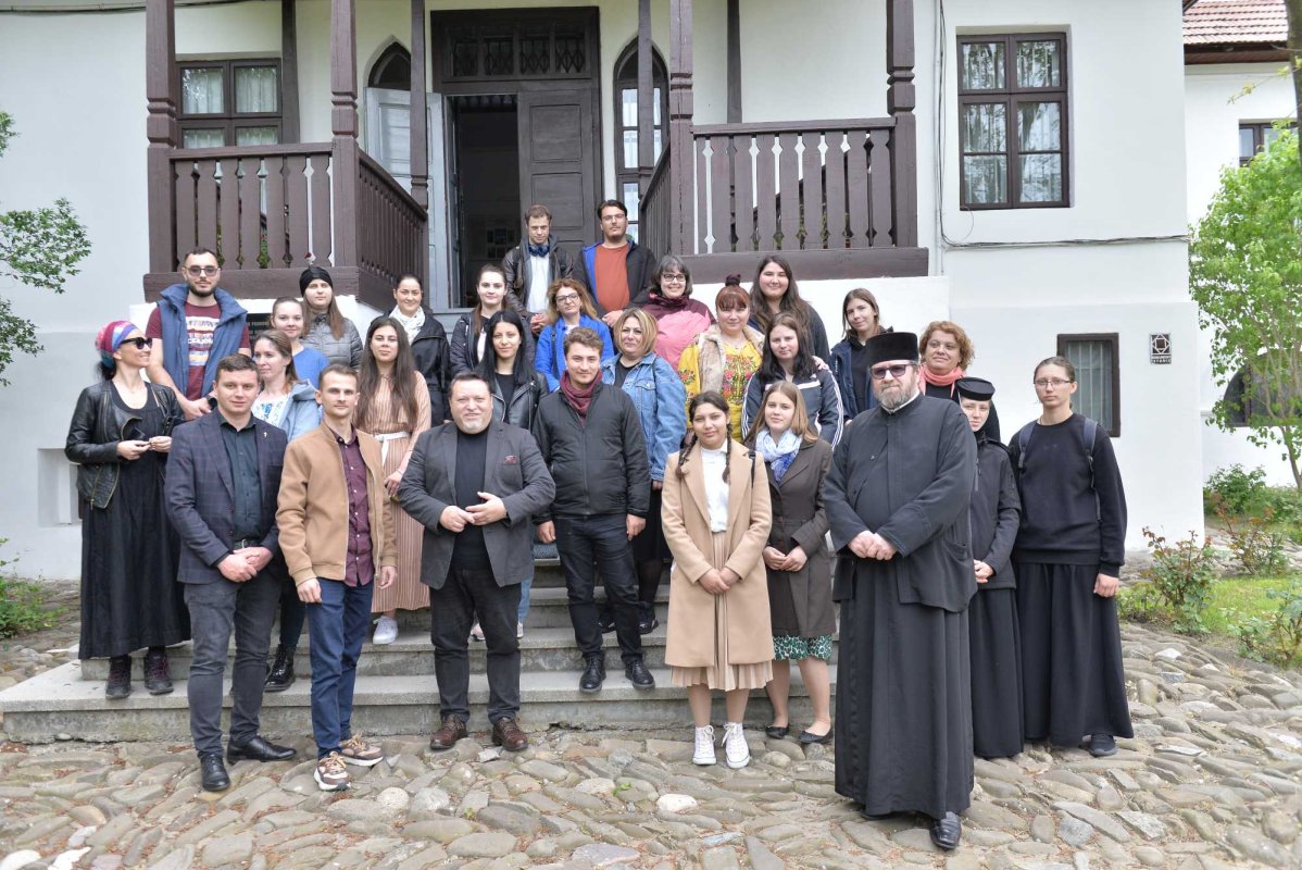 Studenți teologi în vizită de studiu la instituții prahovene de asistență socială  254631